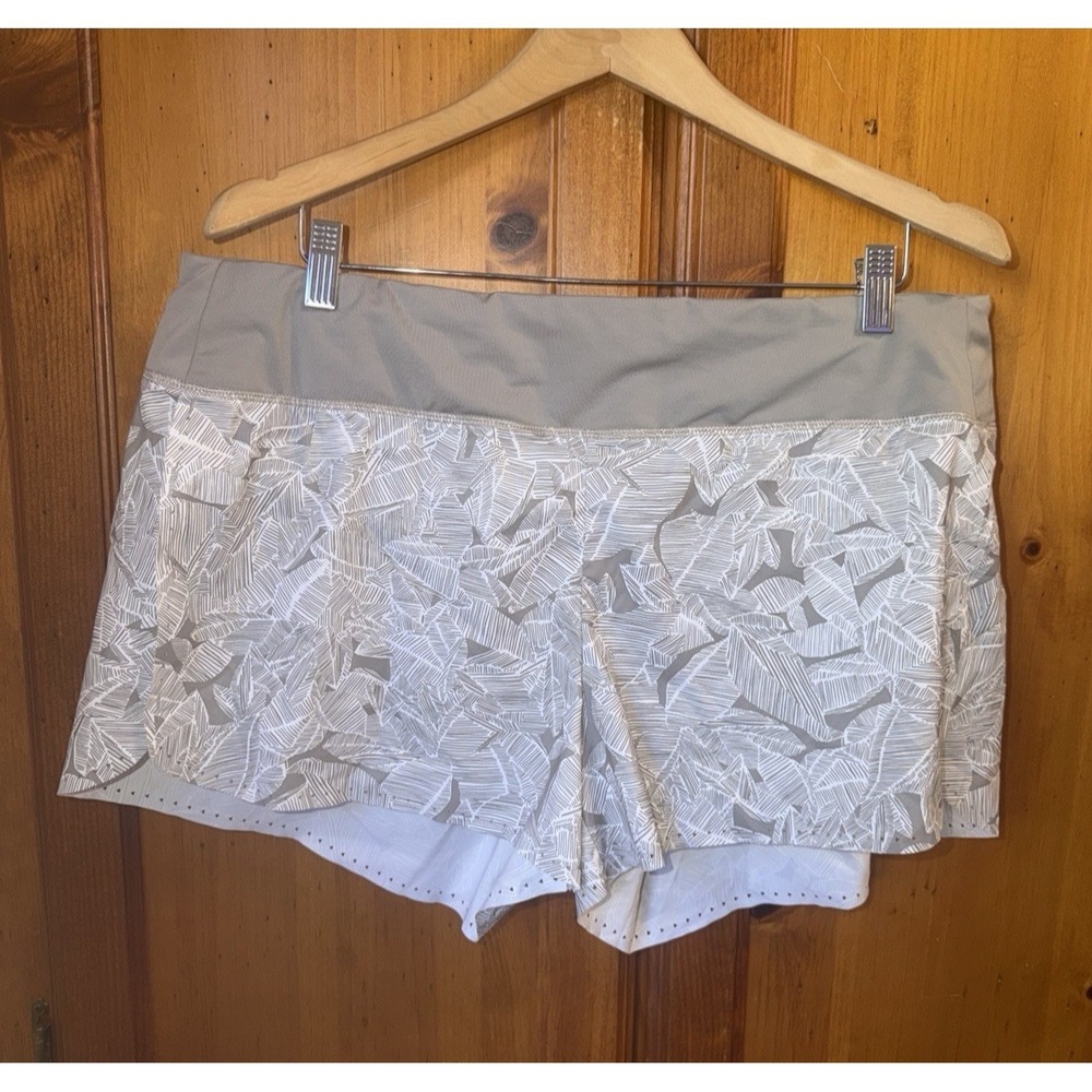 Athleta Women's XL Laser Run Shorts 3.5" Running Yoga Shorts Floral 211390 Gray